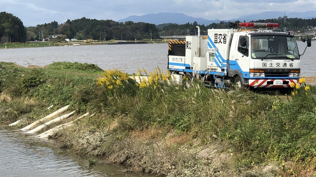 救急排水用ポンプ車作業状況2